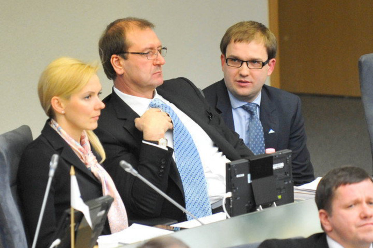 Anot politologo, V. Uspaskichas daro viską, kas neįmanoma, kad tiktai išsaugotų neliečiamybę.