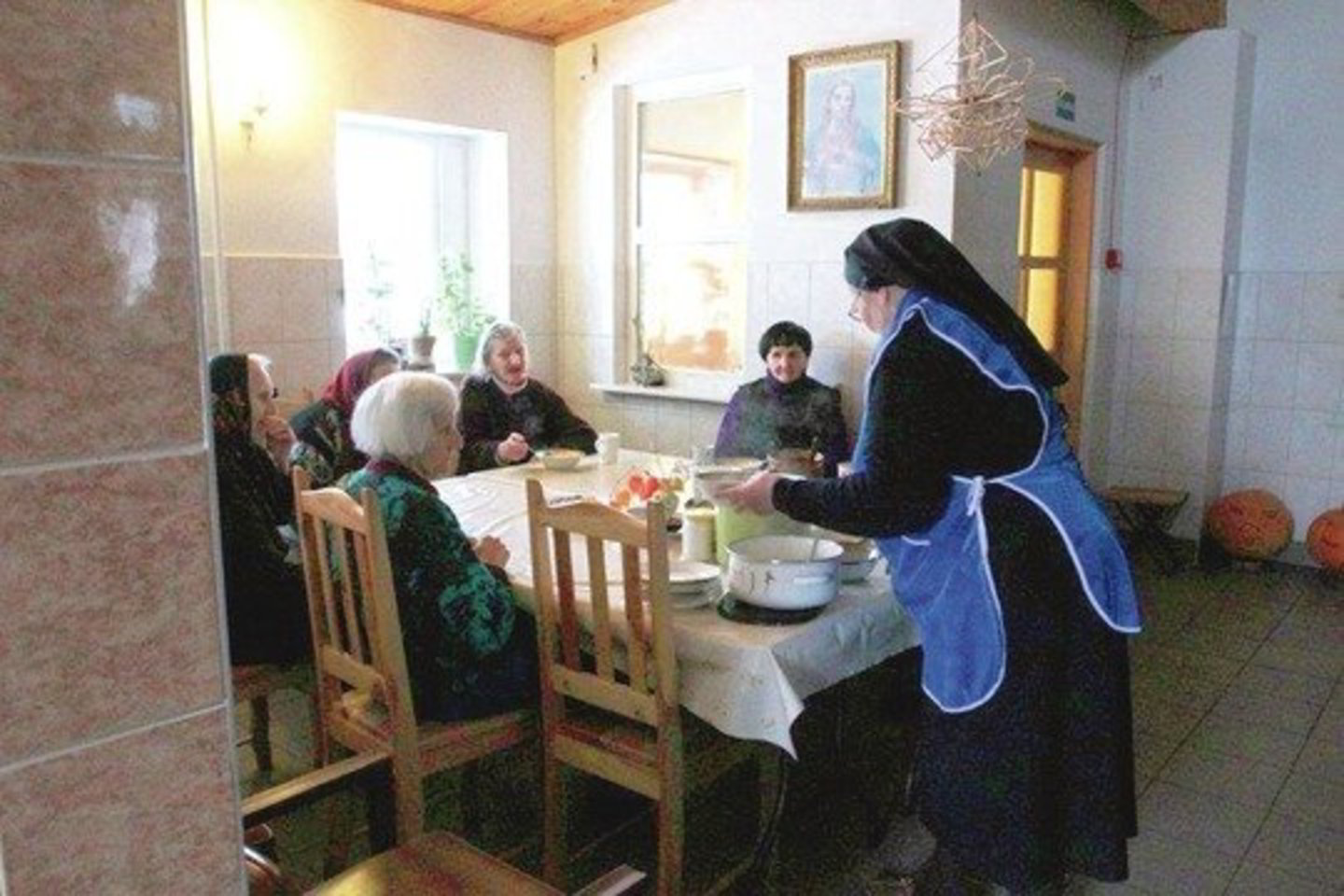 Senelių namų gyventojomis daugiausia rūpinasi vienuolė Vita.