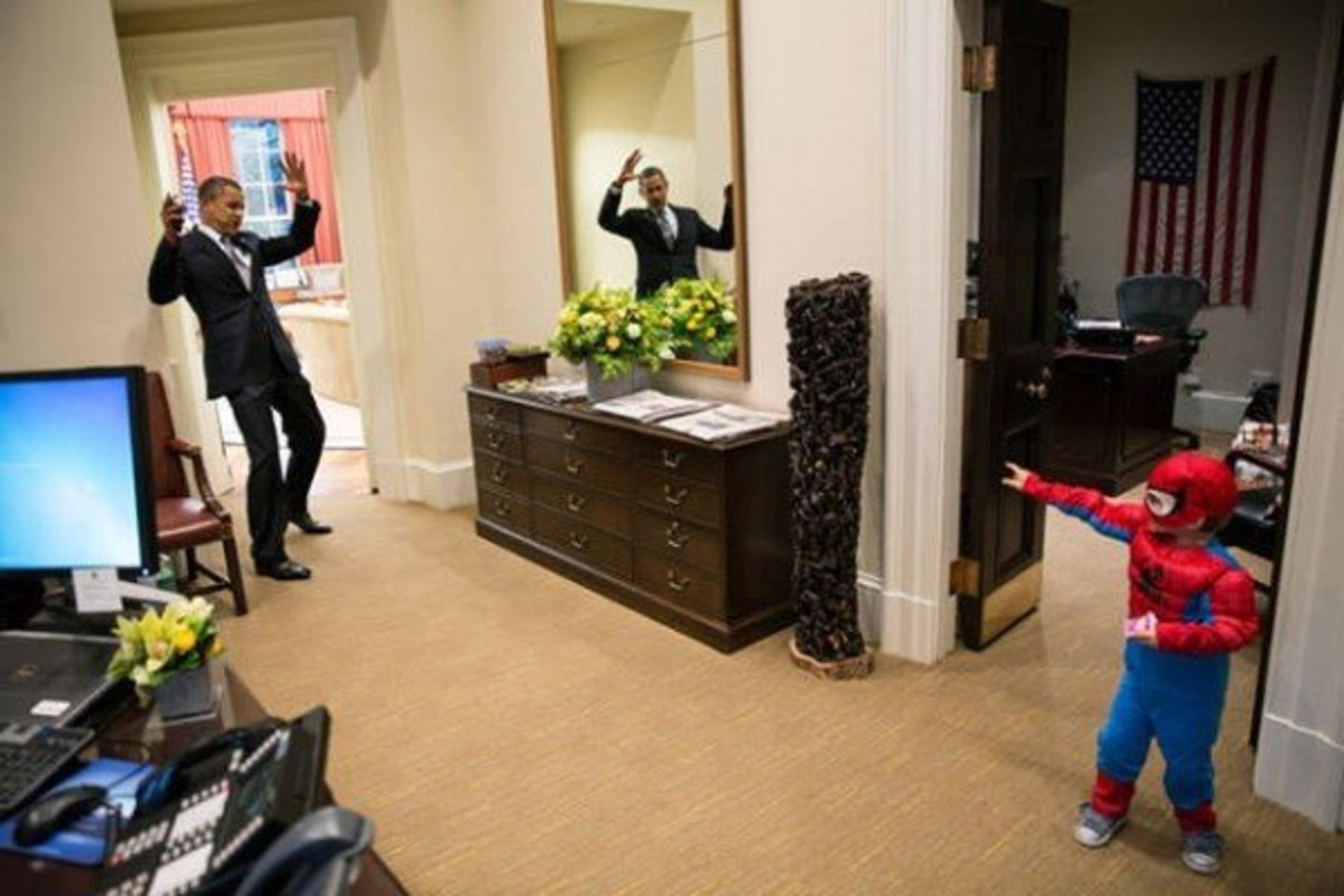 B. Obama į sunkumus politikoje reaguoja su humoru.