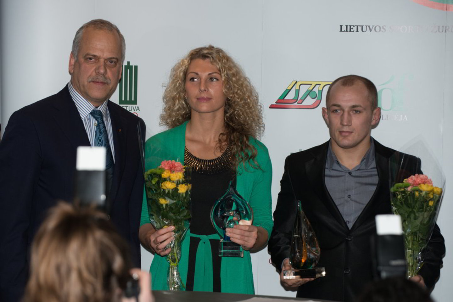 Atminimo dovanomis apdovanoti pasaulio ir Europos sambo čempionas Sergejus Grečicho (dešinėje) bei pasaulio ir Europos kiokušin karatė čempionė Margarita Čiuplytė.