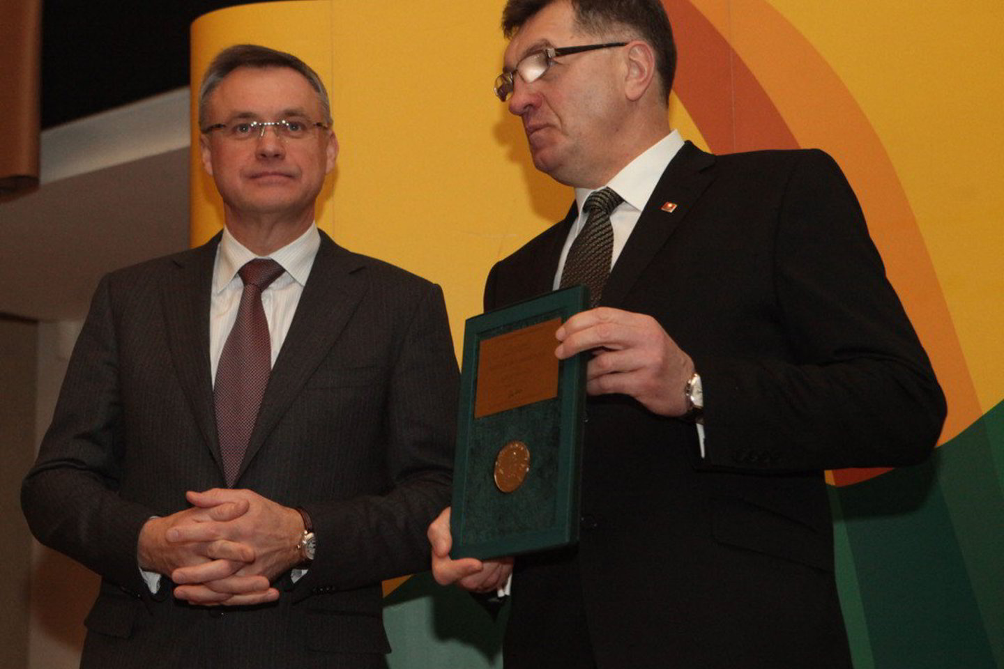 Penktadienį premjeras Algirdas Butkevičius ir Lietuvos pramonininkų konfederacijos prezidentas Robertas Dargis pasveikino ir įmonių vadovams įteikė “Lietuvos metų gaminio” apdovanojimus.