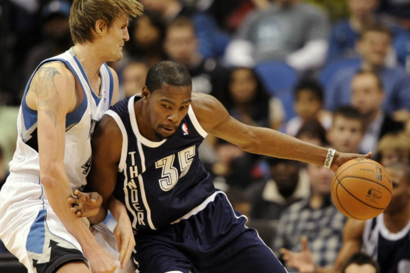 „Oklahoma City Thunder“ lyderis K. Durantas (su kamuoliu) bando įveikti A. Kirilenkos gynybą.