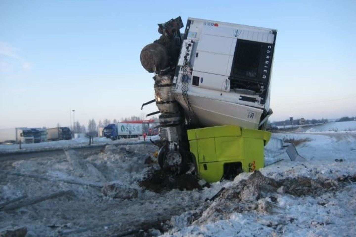 Iš sulamdytos kabinos išsiropštę latviai traumų nepatyrė.
