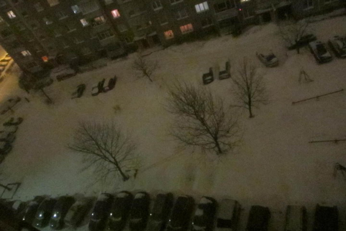 Lietuviai tingi paimti kastuvą ir nusikasti vietą automobiliui kieme. Neradę kaimyno nukastos vietos, jie važiuoja kitur.