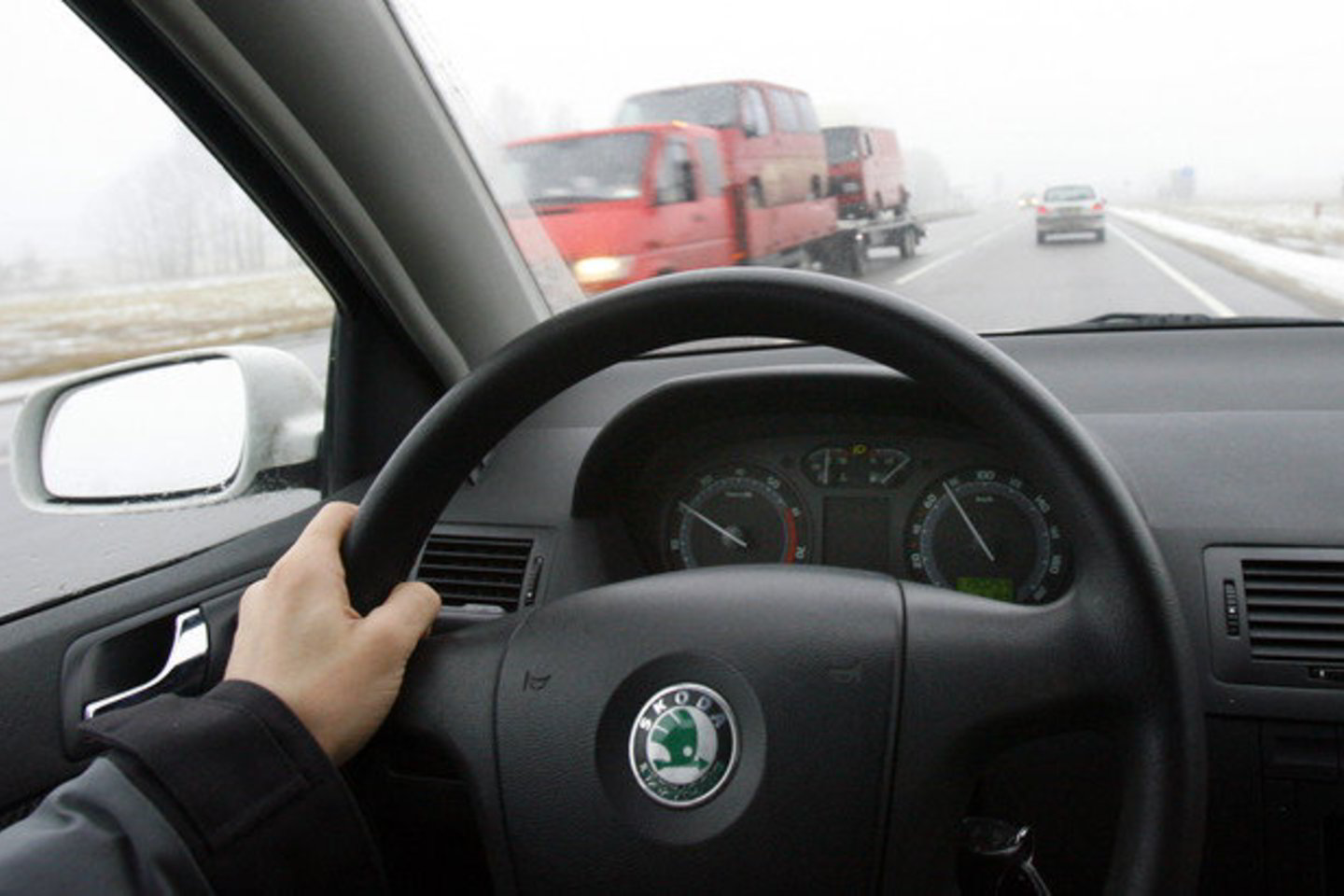 Pareigūnai prašo važiuoti lėčiau negu įprastai, laikytis didesnio atstumo iki kito automobilio, staigiai nestabdyti.