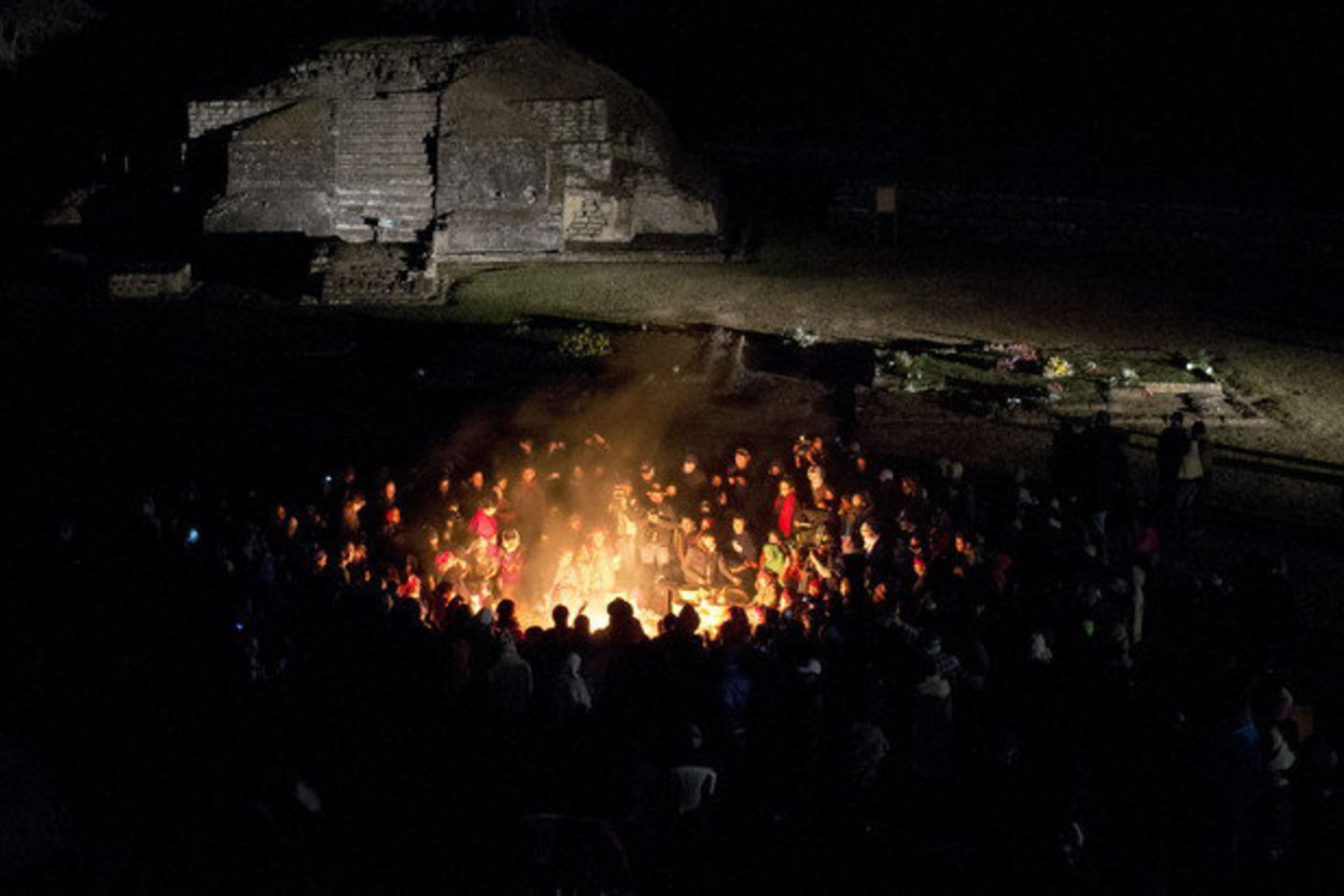 Daugiau nei 7 tūkst. žmonių penktadienį aplankė Tikalį, kuriame vietos majų žyniai atliko spalvingas ceremonijas ir degino laužus per saulėtekį, žymintį naujos epochos pradžią.