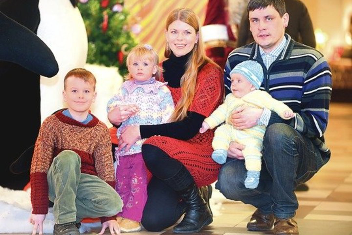 Švenčių proga L.Sungailienė su šeima – sutuoktiniu Daliumi, septynmečiu Viliumi, dvimete Liepa ir penkių mėnesių Giriumi visiems linki ir savyje rasti daugiau gerumo, ir jį pastebėti aplinkui.