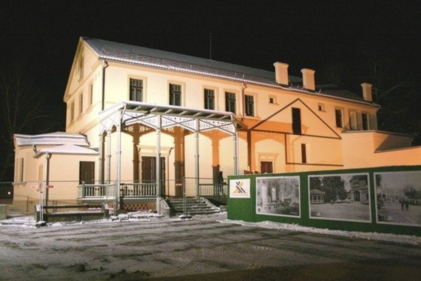 Palangos savivaldybė suremontavo savo kurhauzo dalį, o G. Jackos šeimai priklausantys griuvėsiai dar aptverti.