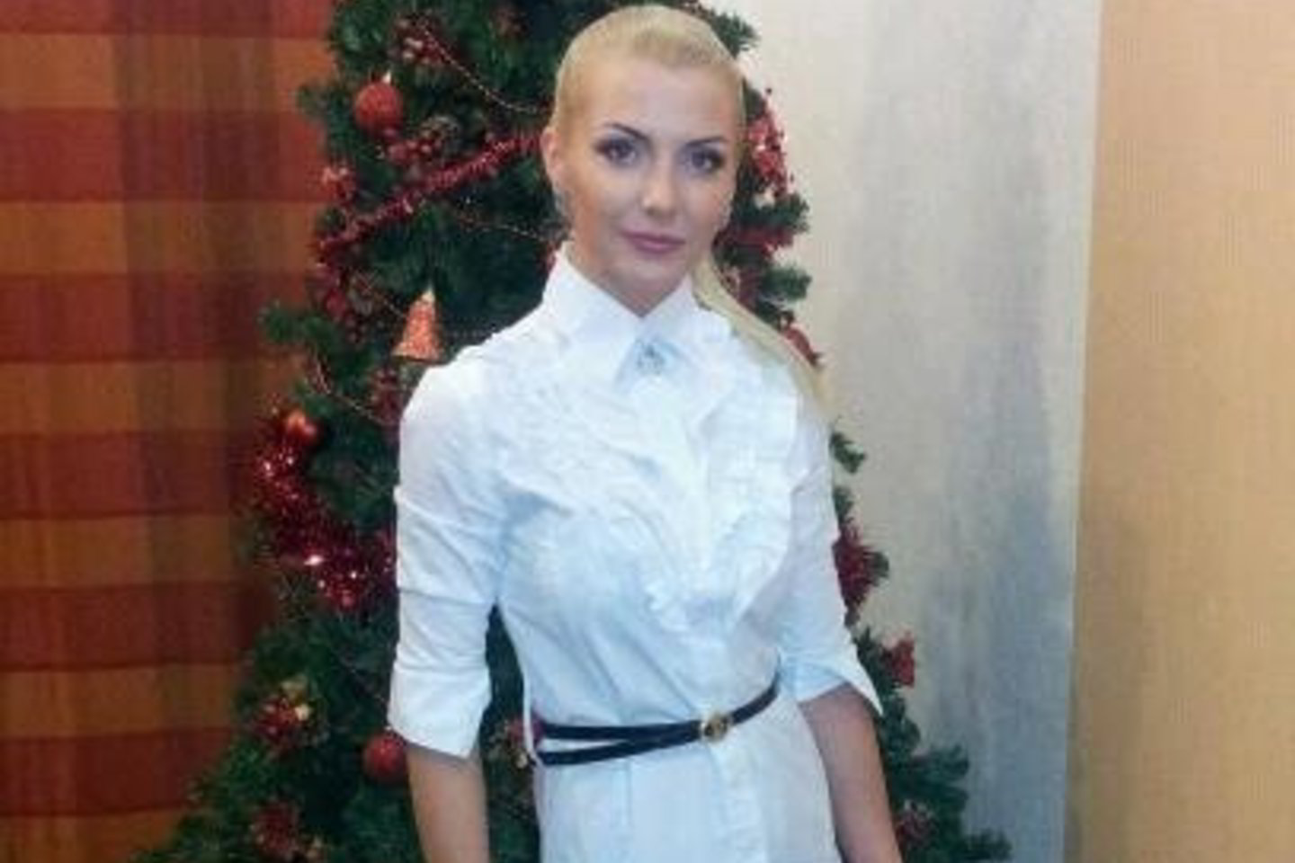 Po eglute Kalėdų rytą mergina rado auksinį kaklo papuošalą. A. Šedžius žinojo, kad būsimai žmonai papuošalai labai patinka, todėl ir šį kartą rinkdamas dovanų papuošalą neapsiriko. Mergina dailia puošmena liko sužavėta.