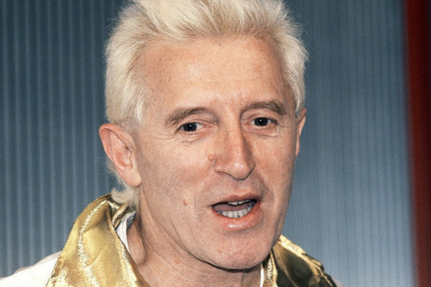 Žilaplaukiui, ekscentriškais drabužiais išsiskiriančiam J. Savile'iui geležinės ledės vyriausybė buvo suteikusi riterio titulą ir kitų apdovanojimų.