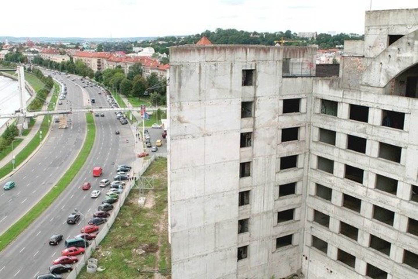Kauno centre stovintis ir po truputį griuvėsiais virstantis nebaigtas „Respublikos“ viešbutis.