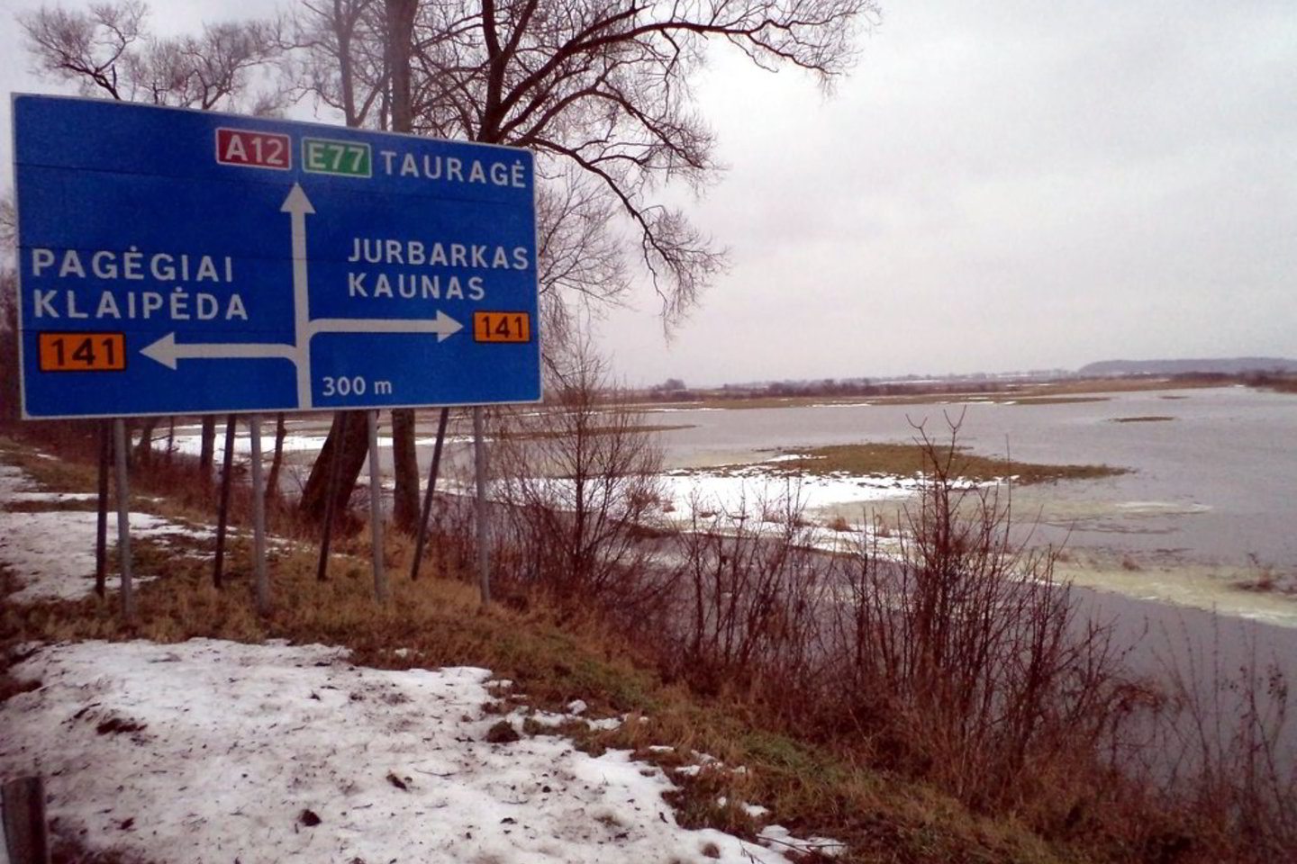 Naujųjų rytas prie Kuršių marių išaušo su pavasariniu dvelksmu. Nuo Ventės rago kiek akys užmato tyvuliuoja didžiuliai atsivėrusio atviro vandens plotai, o supleišėjusio ledo lytis srovė pamažu stumia žemyn.