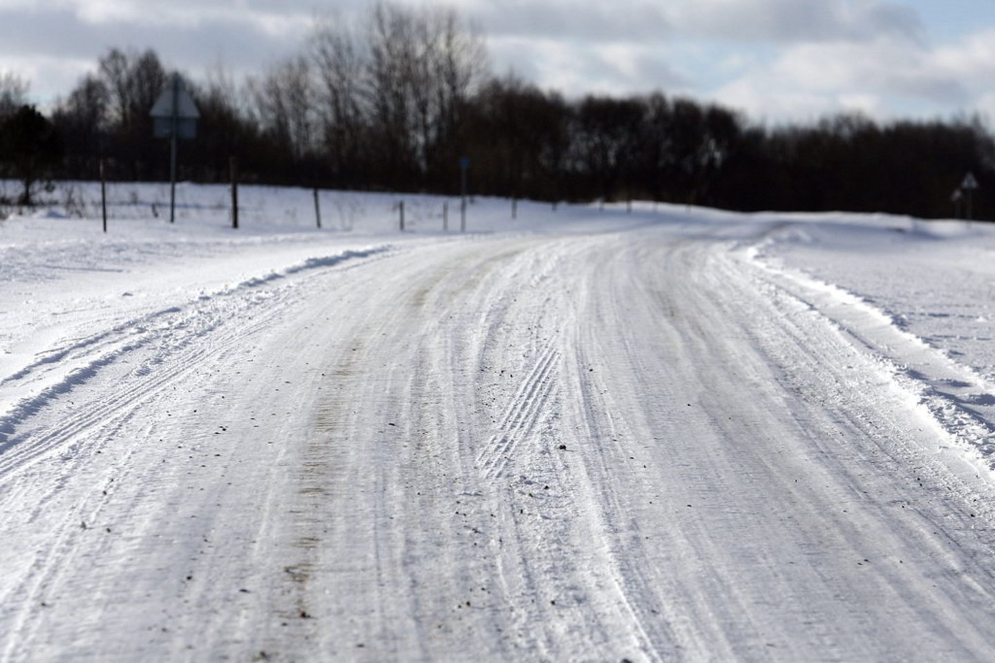 Trečiadienio naktį eismo sąlygas sunkins lijundra ir plikledis,