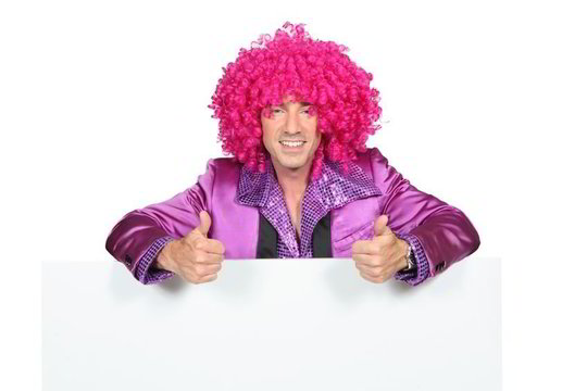 Violetinės spalvos vyriški marškiniai atbaido moteris