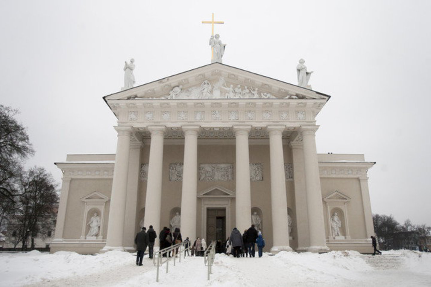 Kada Bažnyčia pasidalins savo turtais su paprastais žmonėmis?