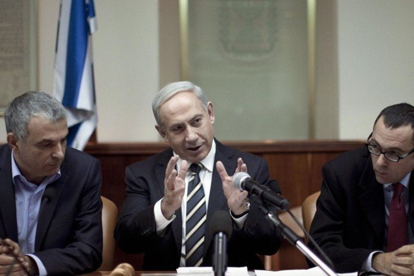 Izraelio premjeras B. Netanyahu prieš rinkimus nesijaučia itin tvirtai.