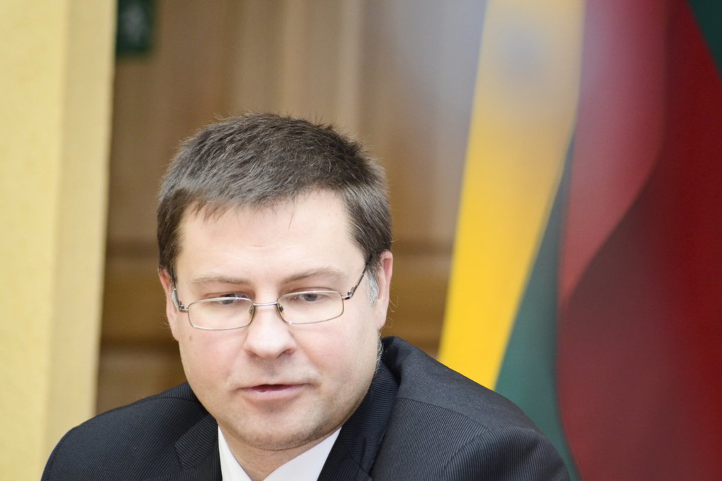 „Euras krizės atveju užtikrina didesnį ekonominį stabilumą, - pabrėžė V. Dombrovskis.