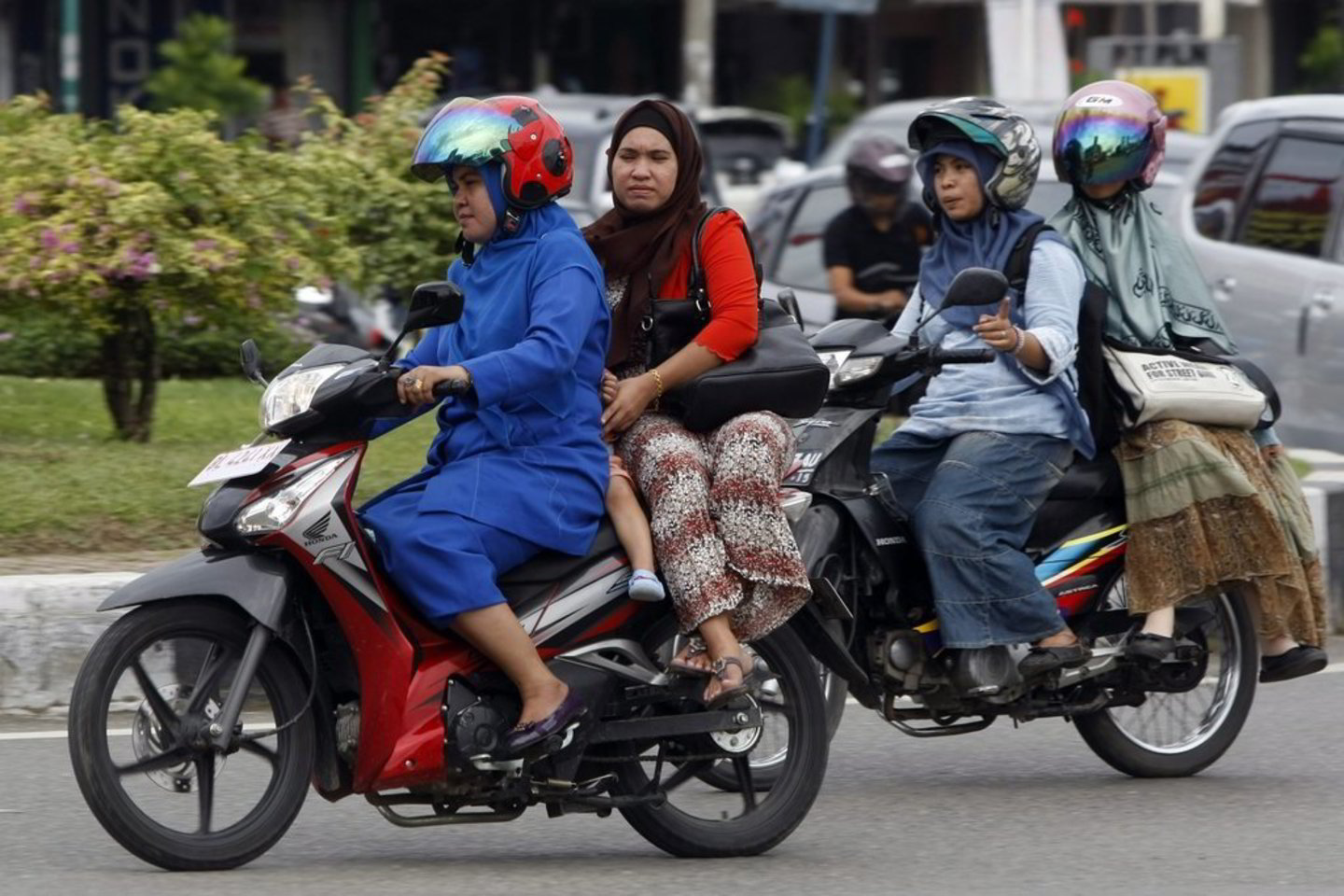Indonezijos mieste moterims uždrausta apžergti vyro vairuojamą motociklą.<br>EPA-ELTA