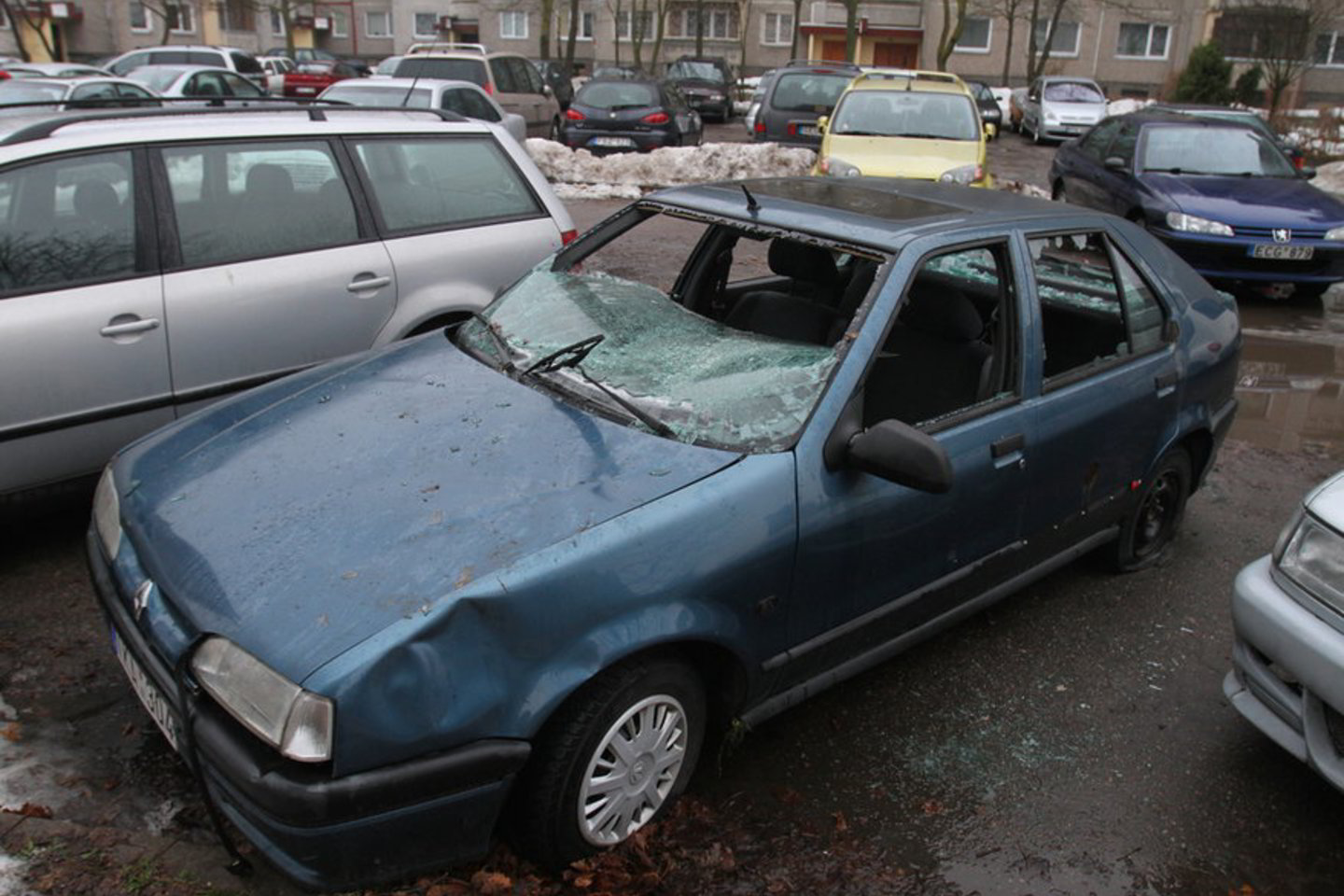 „Renault 19“ savininkas neskuba pasirūpinti savo turtu.