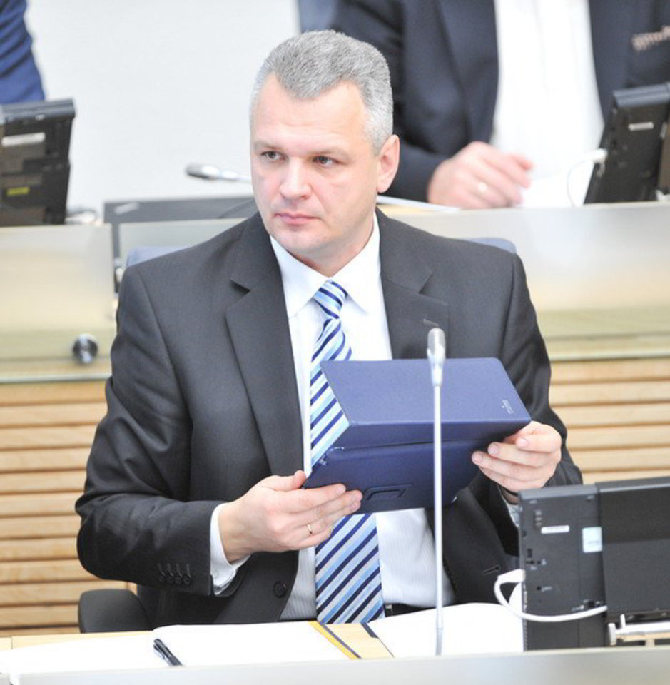 V. Jukna nuo 1991 metų iki paskyrimo ministru pernai gruodį dirbo Lietuvos sveikatos mokslų universitete.