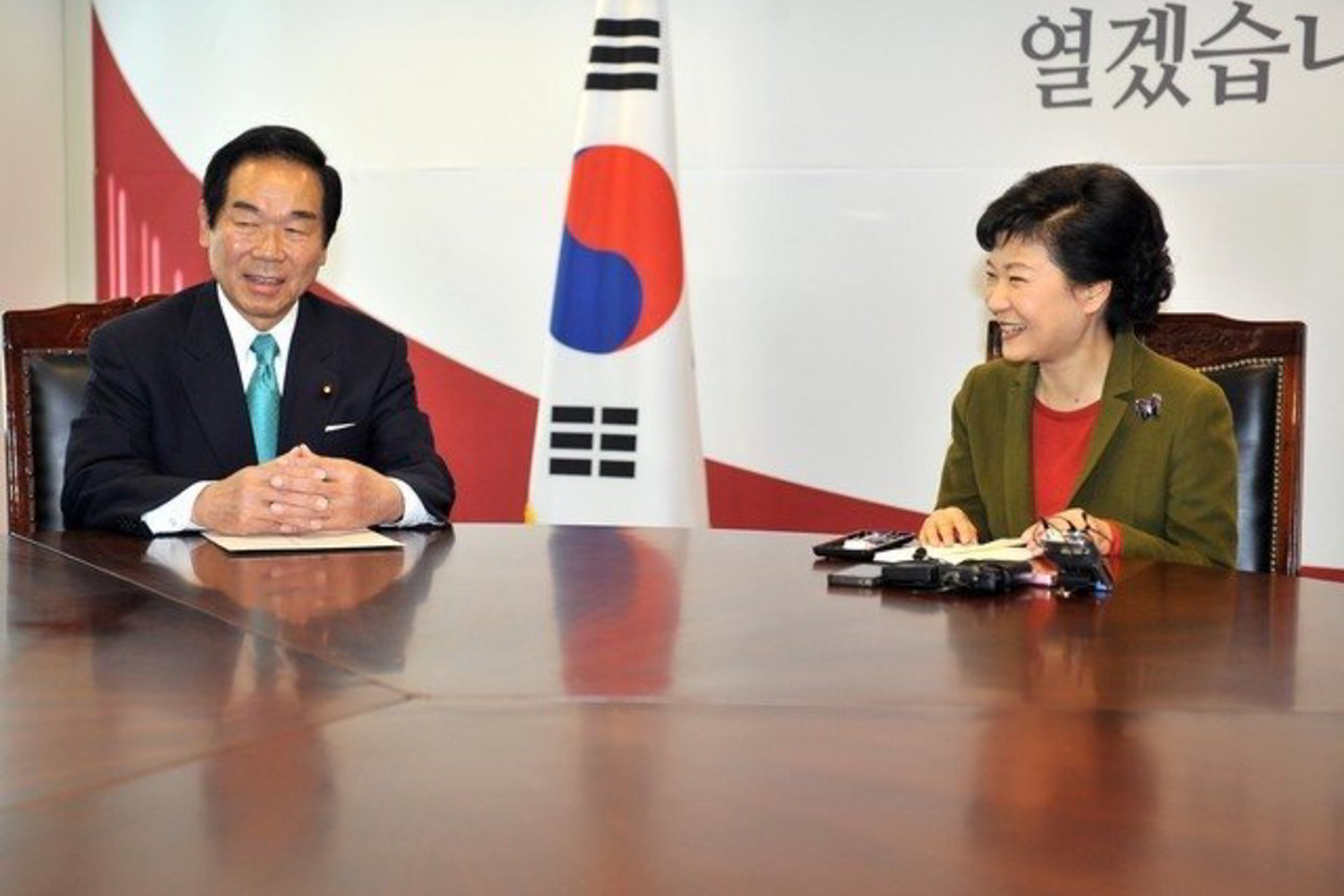 F. Nukaga ir prezidentė Park Geun-hye susitikime.