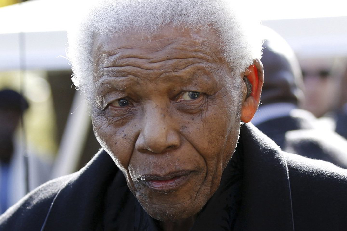 Nelsonas Mandela pasveiko po neseniai atliktos operacijos ir plaučių infekcijos