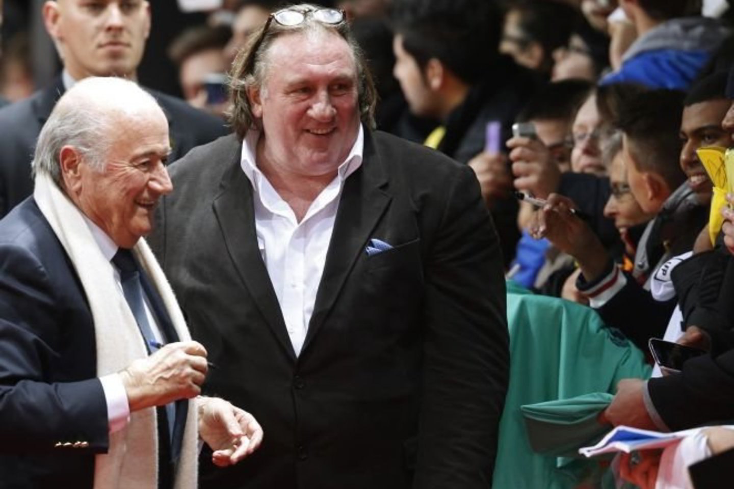 Į geriausius pasaulio futbolininkus atvykęs pažiūrėti Gerardas Depardieu šiltai bendravo su FIFA prezidentu Seppu Blatteriu (kairėje).<br>"Reuters"