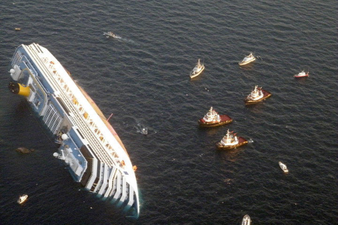 Milžiniškas kruizinis laivas „Costa Concordia“ apvirto užplaukęs ant povandeninės uolos maždaug už 300 metrų nuo Džilijo salos netoli Toskanos krantų.