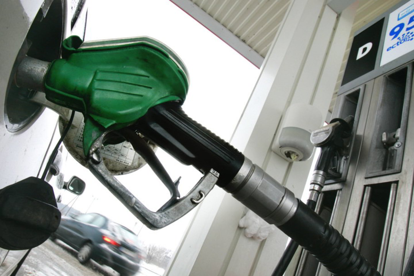 Benzinas, kainuoja pigiau, jeigu vairuotojai atsiskaito grynaisiais.<br>V. Balkūno asociatyvi nuotrauka