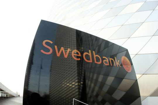 „Swedbank“ kompensuos klientams kelionės išlaidas už atšauktus „Aerosvit“ skrydžius