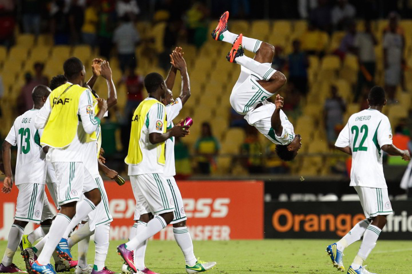 Nigerijos futbolininkai džiaugiasi pergale, kuri jiems atvėrė kelią į ketvirtfinalį.<br>AP