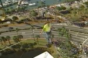 Garsus lyno ėjikas 61 metro aukštyje kirto judrią Floridos automagistralę