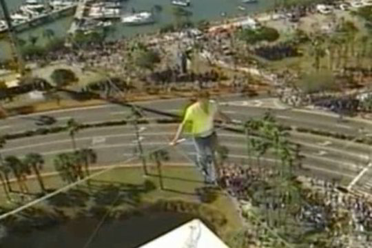 Garsus lyno ėjikas 61 metro aukštyje kirto judrią Floridos automagistralę