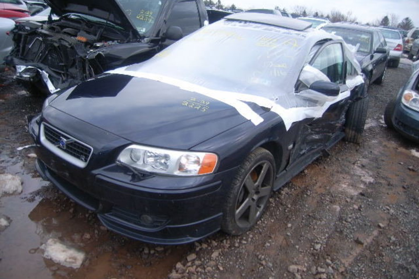 Šis avarijoje smarkiai sudaužytas "Volvo S60 R" Lietuvoje parduodamas kaip puikios būklės automobilis.