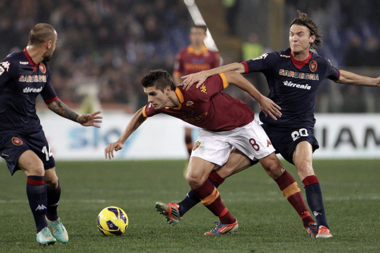 „Cagliari“ futbolininkai (juoda apranga) išvykoje 4:2 įveikė „AS Roma“ ekipą.