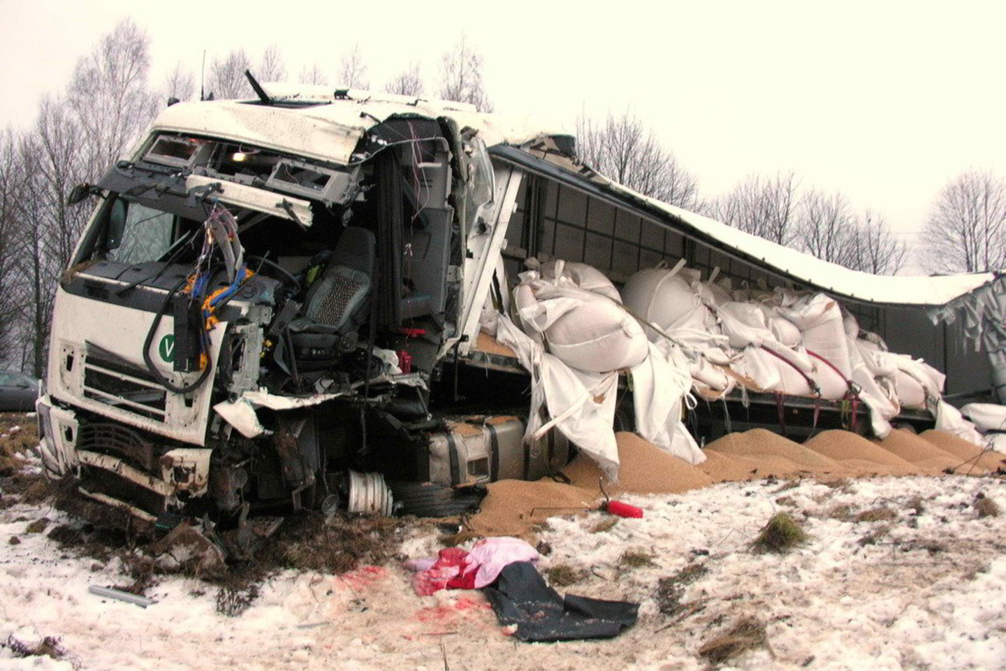 Po susidūrimo pasipylė sunkvežimio „Volvo“ gabenami grūdai.