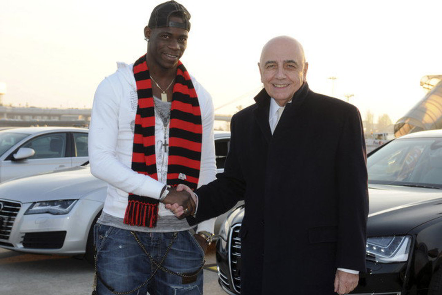 M. Balotelli (kairėje) spaudžia ranka „AC Milan“ klubo viceprezidentui A. Galliani.