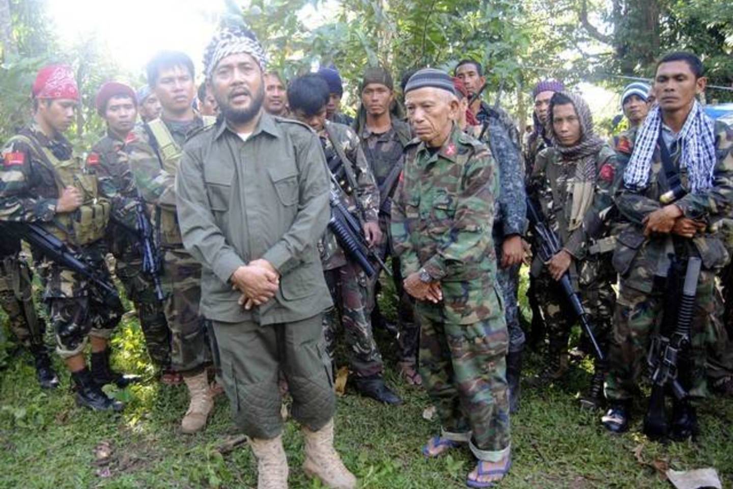 Buvusių musulmonų sukilėlių, kurie sudarė paliaubas su valdžia, grupės Moro nacionalinio išlaisvinimo fronto (MNFL) nariai užpuolė grupuotės „Abu Sayyaf“ bazes džiunglėse Džolo saloje.
