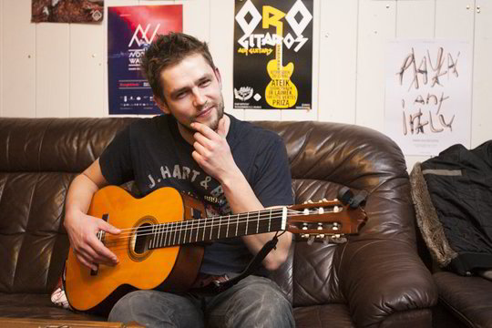 A. Pojavis kavinės lankytojus nustebino netikėtu koncertu