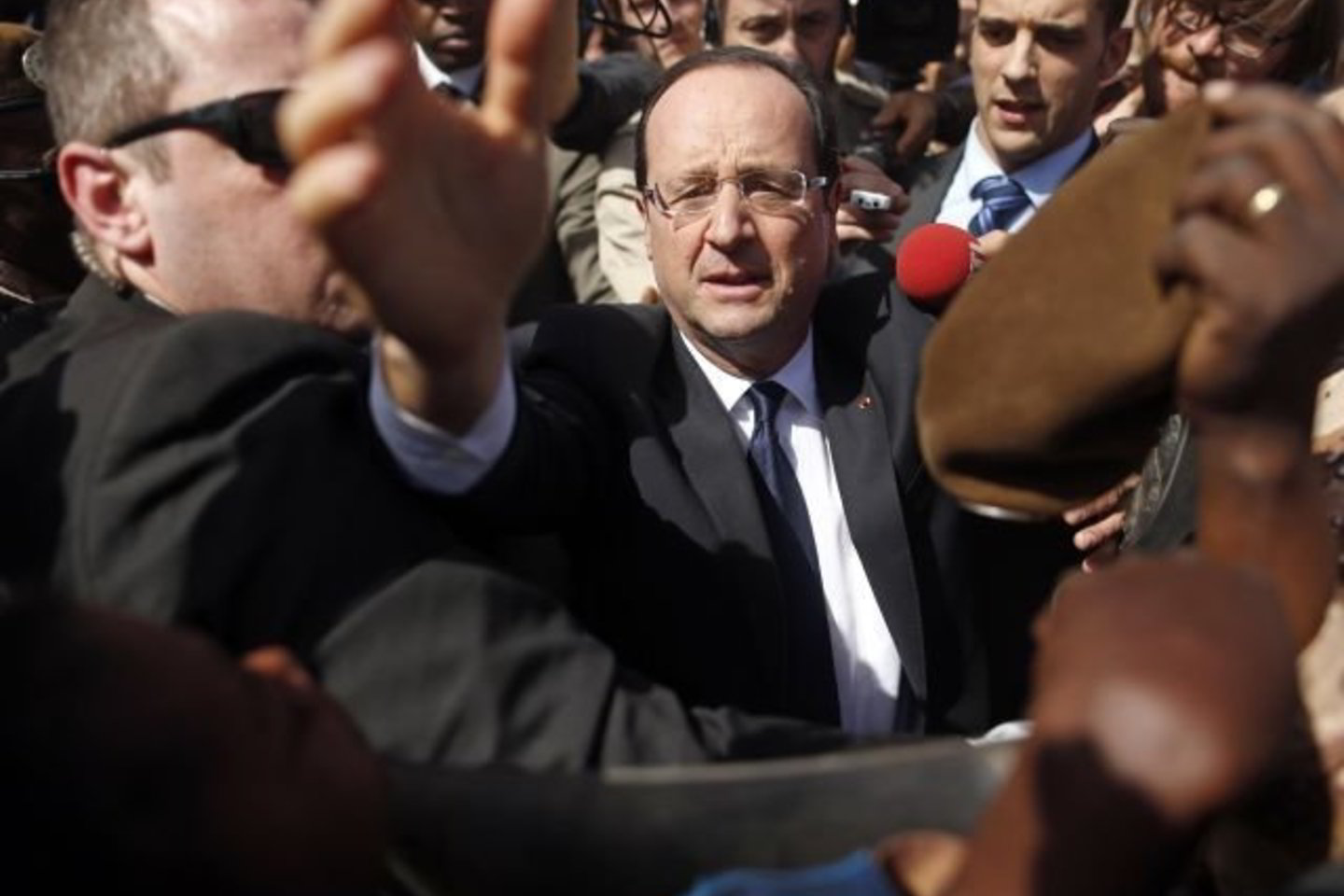 F. Hollande'as sulaukė prašymo padėti.