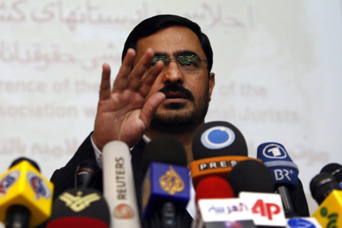 M. Ahmadinejadas, atvykęs su trijų dienų vizitu, dalyvaus Islamo Bendradarbiavimo Organizacijos konferencijoje Kaire ir derybose su Egipto pareigūnais.