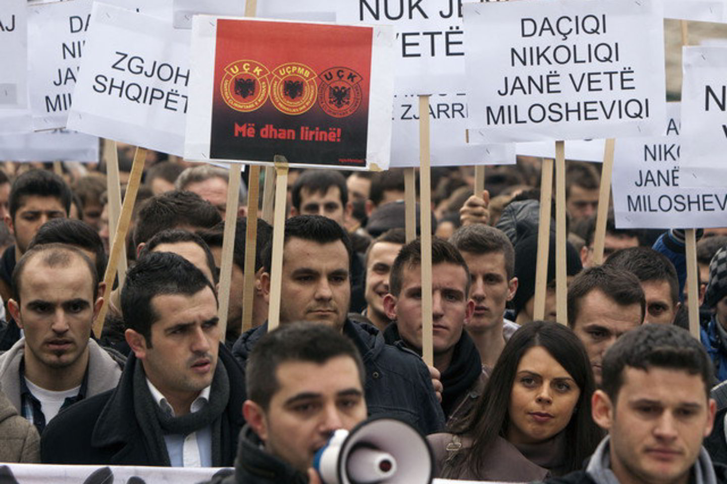 Pažanga normalizuojant santykius tarp Serbijos ir Kosovo yra sąlyga Serbijos deryboms dėl stojimo į ES pradėti. Glaudesnių ryšių su ES siekia ir Priština.