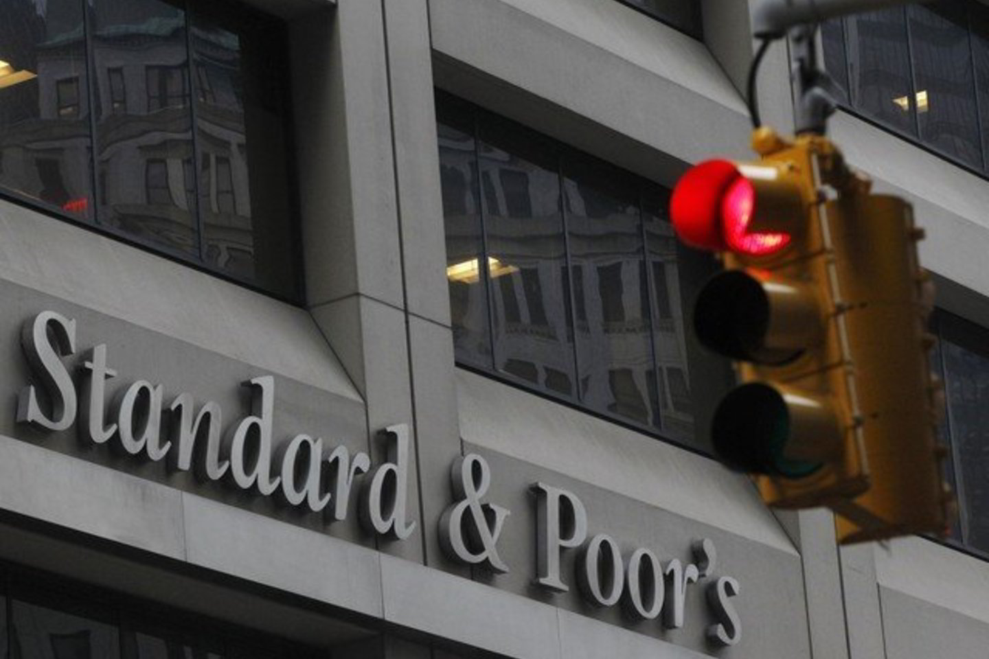 2011 m. rugpjūtį S&P pirmą kartą istorijoje sumažino JAV skolinimosi reitingą viena pakopa nuo aukščiausio AA iki AA lygio. JAV valdžia smarkai kritikavo agentūros sprendimą, apkaltino ją neobjektyvumu.