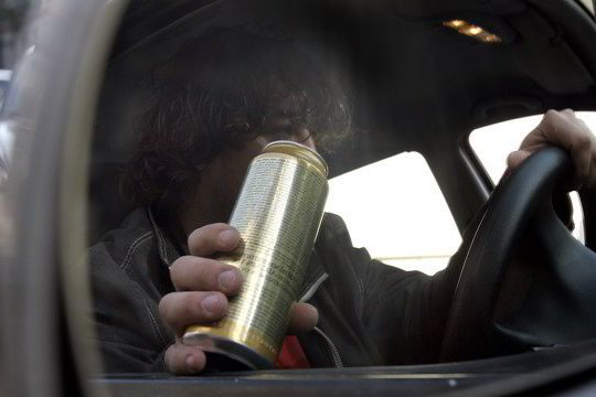 Panevėžyje prie sudaužyto automobilio rasti 4 girti jaunuoliai