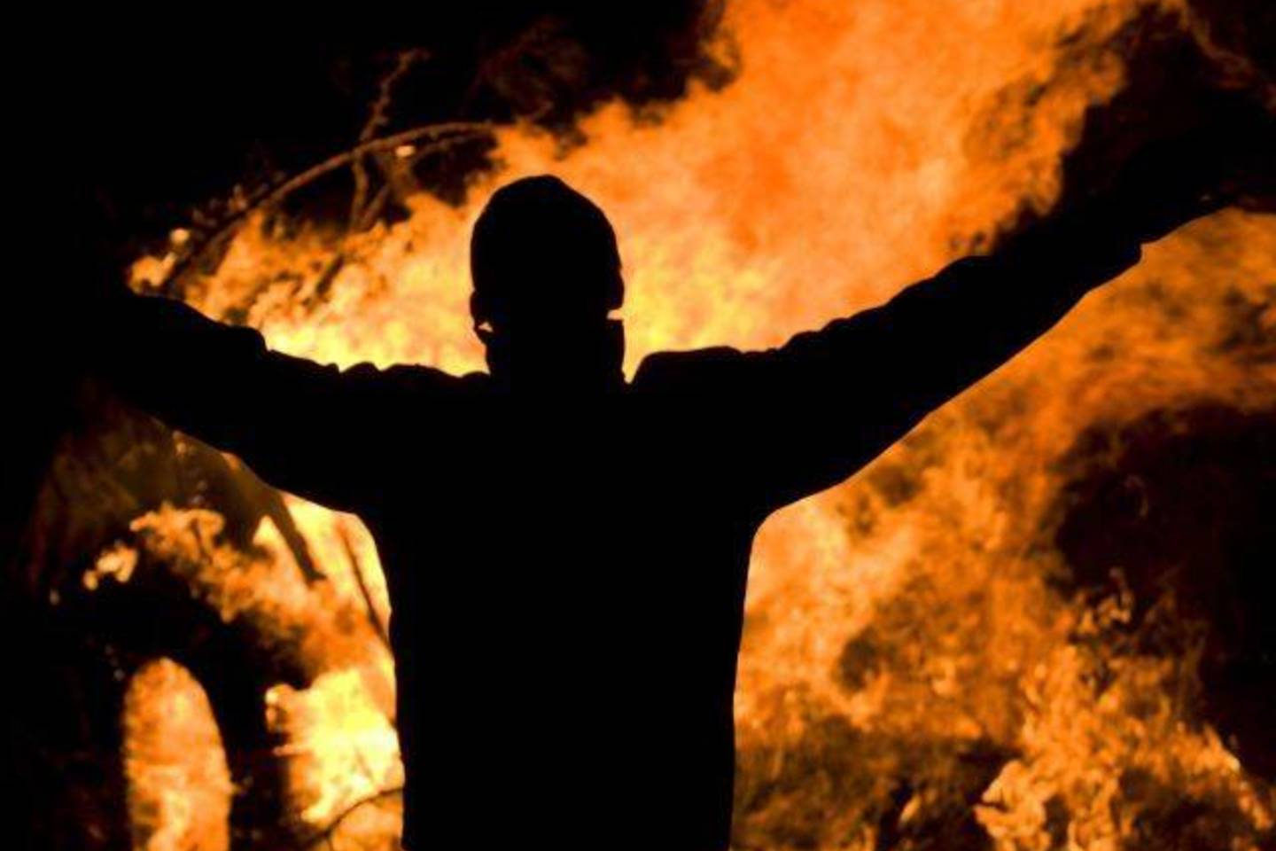 Papua ir Naujojoje Gvinėjoje dėl burtų kankinta ir gyva sudeginta moteris.