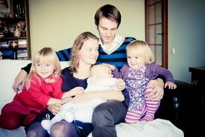 Po gimdymo namuose trijų vaikų motina susigrąžino pasitikėjimą