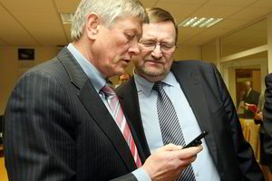 Seimo narius kamuoja paveldėti tarnybiniai telefonai