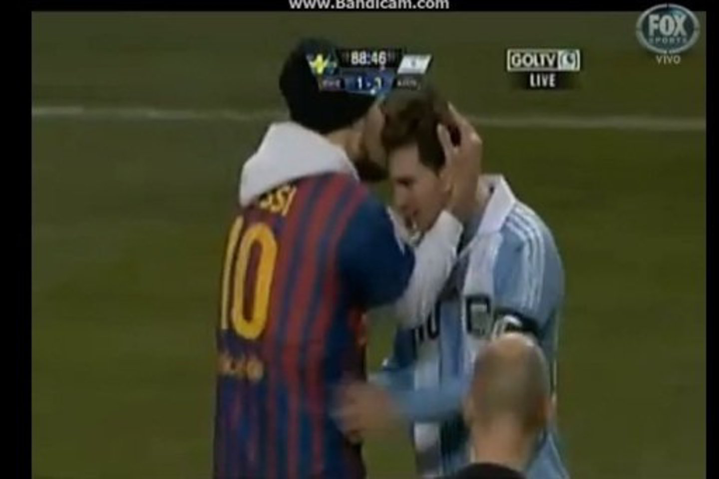 Į aikštę įsiveržęs L. Messi gerbėjas pabučiavo futbolininką.