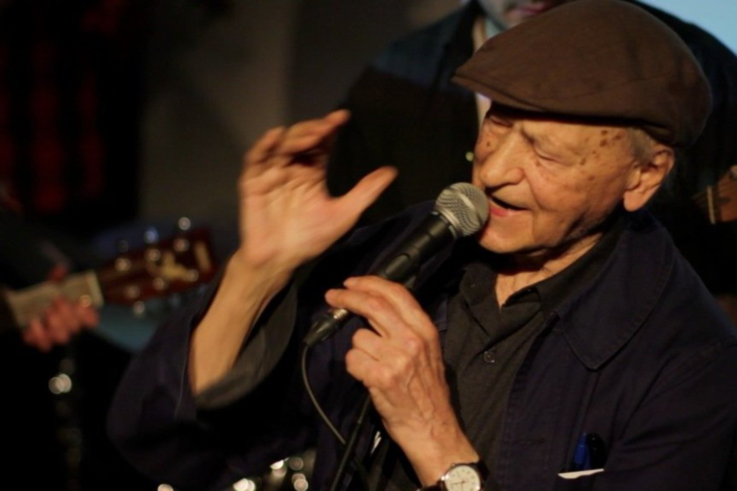 Dėliodamas šiuos epizodus, įpindamas melancholiškas praradimo akimirkas, Jonas Mekas kalba apie liūdnus momentus, kurie pripildo laimingo žmogaus gyvenimą.