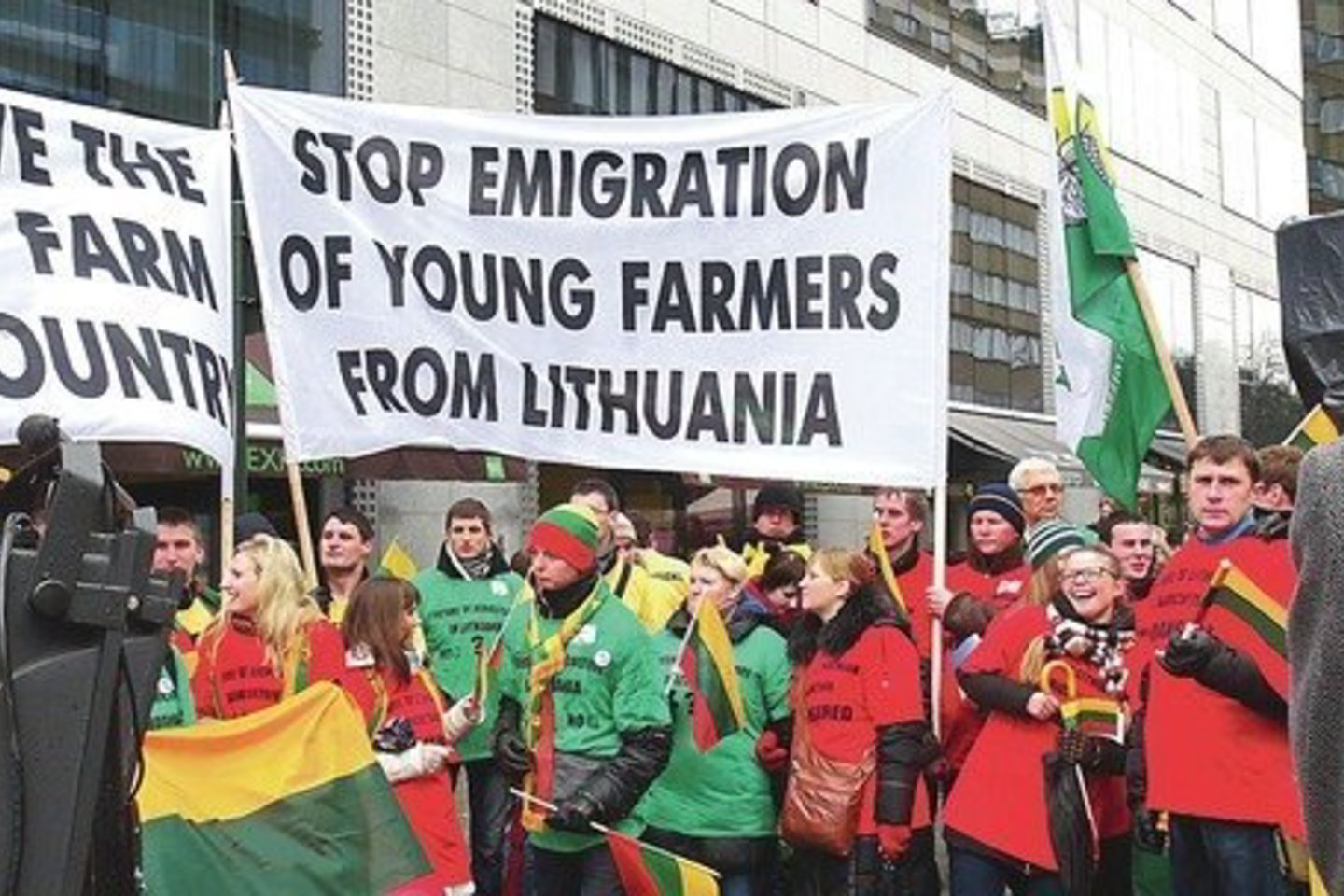 Jaunieji ūkininkai Belgijos sostinėje susirinkusius ES šalių vadovus ragino nustoti skriausti Lietuvos žemdirbius.